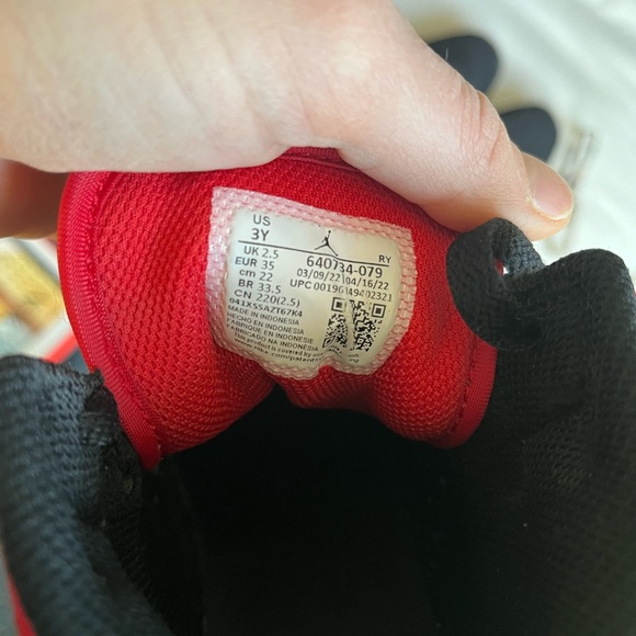 4 pairs of Air Jordans - Picture 9 of 12